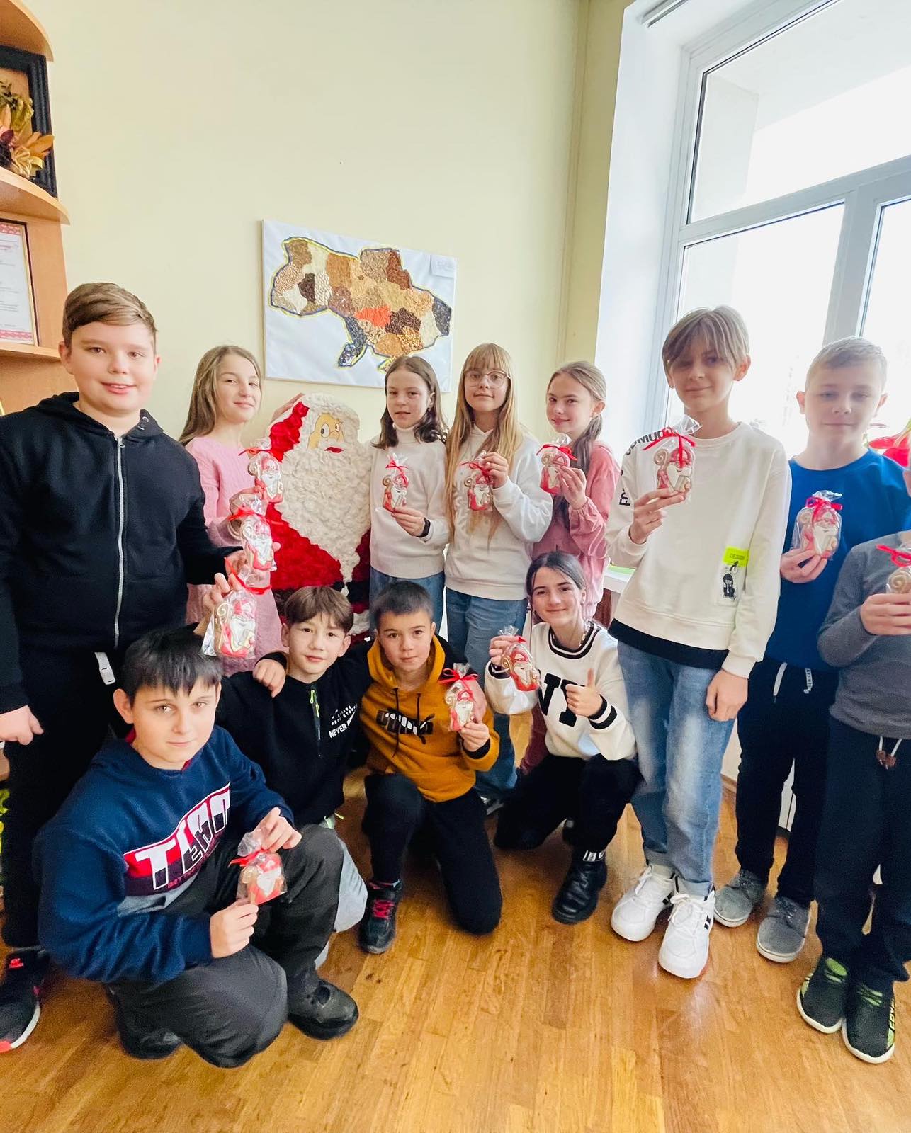 Святий Миколай таємно завітав до учнів 6-Б класу!!! 1 0 02 05 4b87830f5c1bfcbc7df014b6344f43619ceee8abaaff3251f935f1b97c97c2d7 28eefa0e6f3fe10d 38e8bdc5