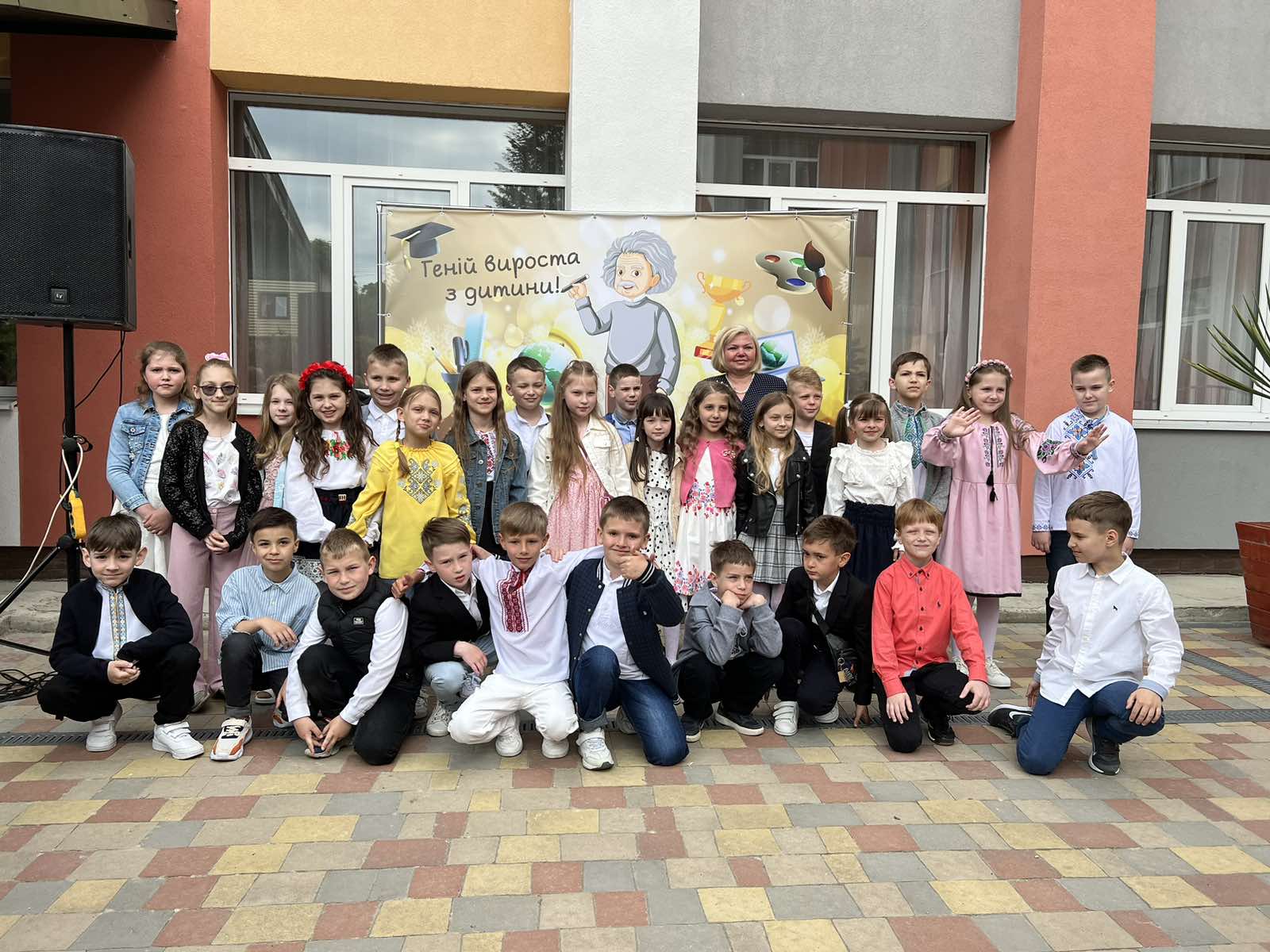На шкільному подвір’ї НВК «СЗШ№2 -гімназія» пролунав «Останній дзвоник» для учнів 2-4 класів. 1 0 02 05 203fe0e431c8e9ed092082342f0ce069736f35264763dafe79515459cd8be03c 84f8d7b6d88ce38