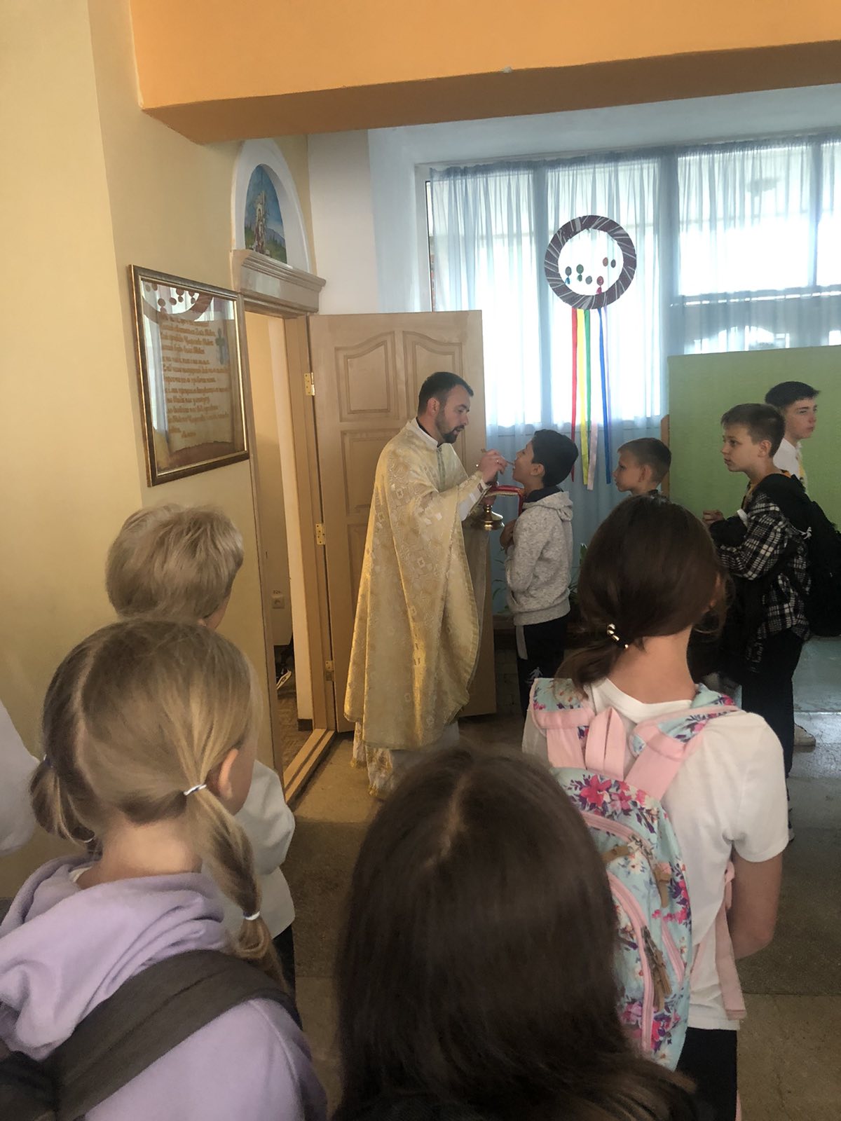 Сьогодні, 24 травня, у капличці нашої школи відслужилася святкова служба покровителів вчителів та учнів "Кирила та Методія" 1 0 02 05 5b6ed94a1587e2f862eb5484b9977c26830eec6a73c21b472658f6534ba9a001 ece6ed886b95f3b9