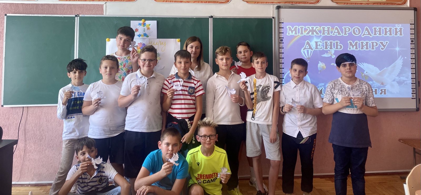 Учні 6-В класу вітають всіх із МІЖНАРОДНИМ ДНЕМ МИРУ та бажають найшвидшої ПЕРЕМОГИ!!! 1 0 02 05 58c8a9c133c7b7ca03799e6ea02c7f40efbc5db297fb9cd516c4e91ba8de334e e49ad266911c054b