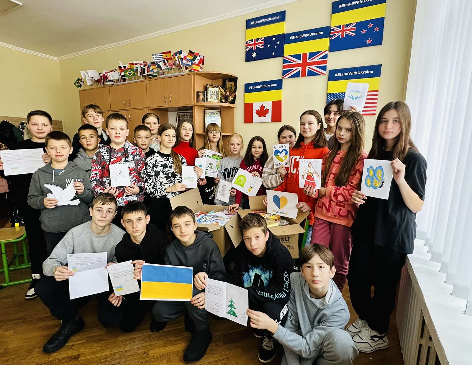 Маленькі Волонтери - Помічники Святого Миколая!!! 1 0 02 05 3a368f19f78e2e4f915a9a2c2950ed53628b72f7f8dc6eb7b3cc00905d889b51 6d05bee4945733b3