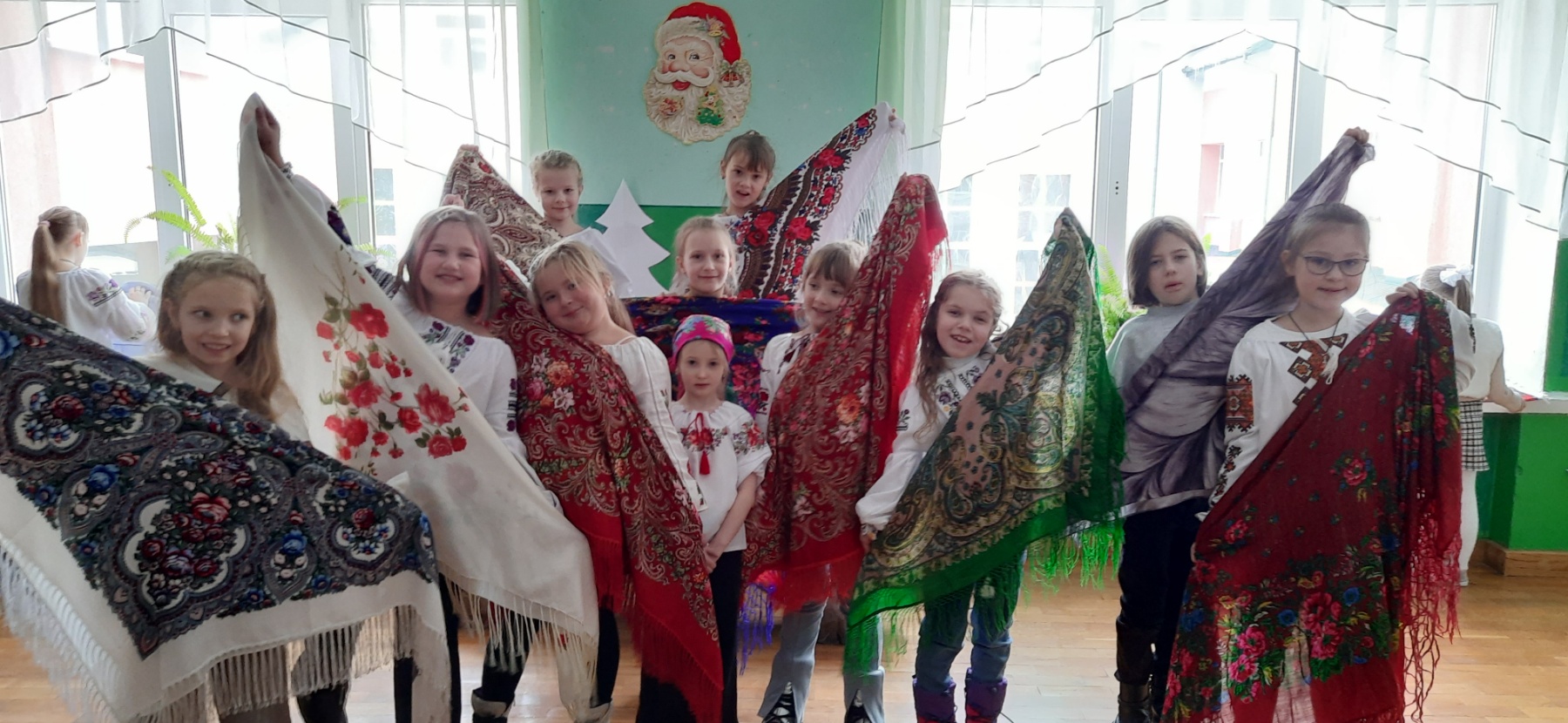 До Дня української хустки учнівський парламент провів флешмоб, залучивши учнів і вчителів 1 0 02 05 4eb52753c258c7f0cc72c51c30520640254c82c85e82a2d0a084b787246fa94b 8f4e7077b8cfc36e