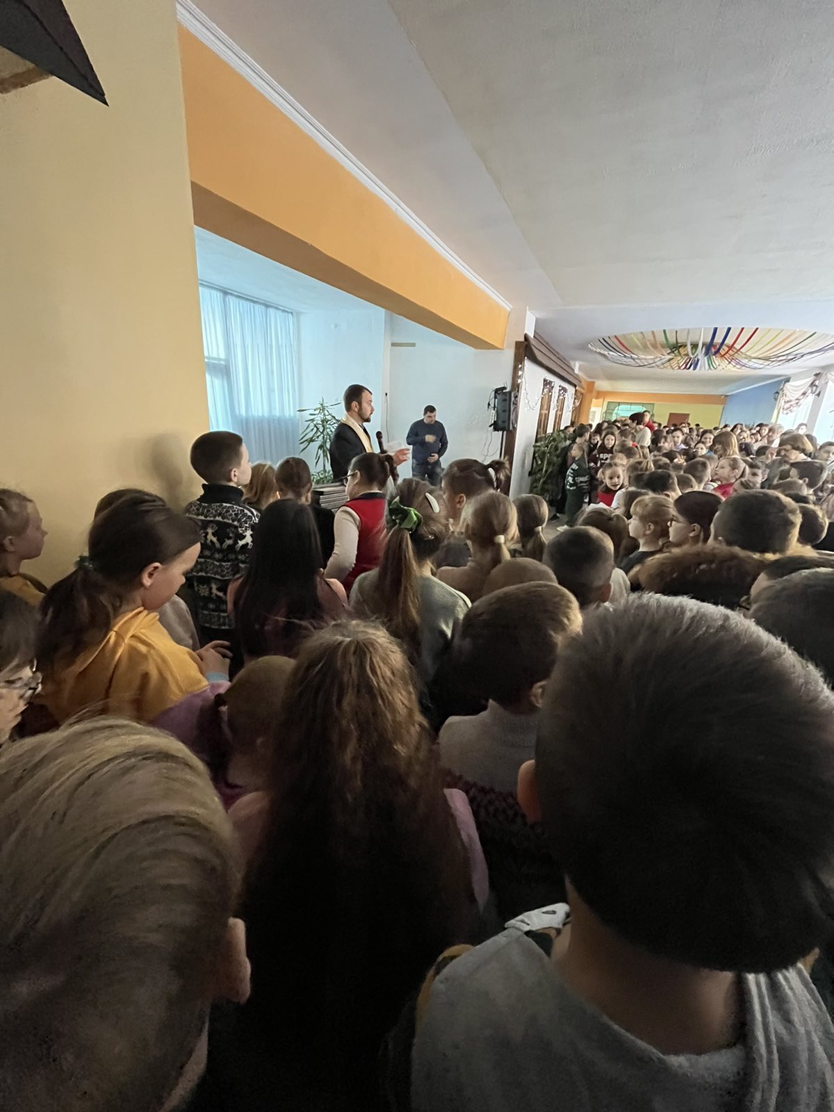 Отець Андрій Гладкий освятив класи та ікони Божого Милосердя 1 0 02 05 6828c6acff13810c739e25800e82f63c3295b0c165bd7cc3a64c86f0436b8af3 f1ac60e0070fb241