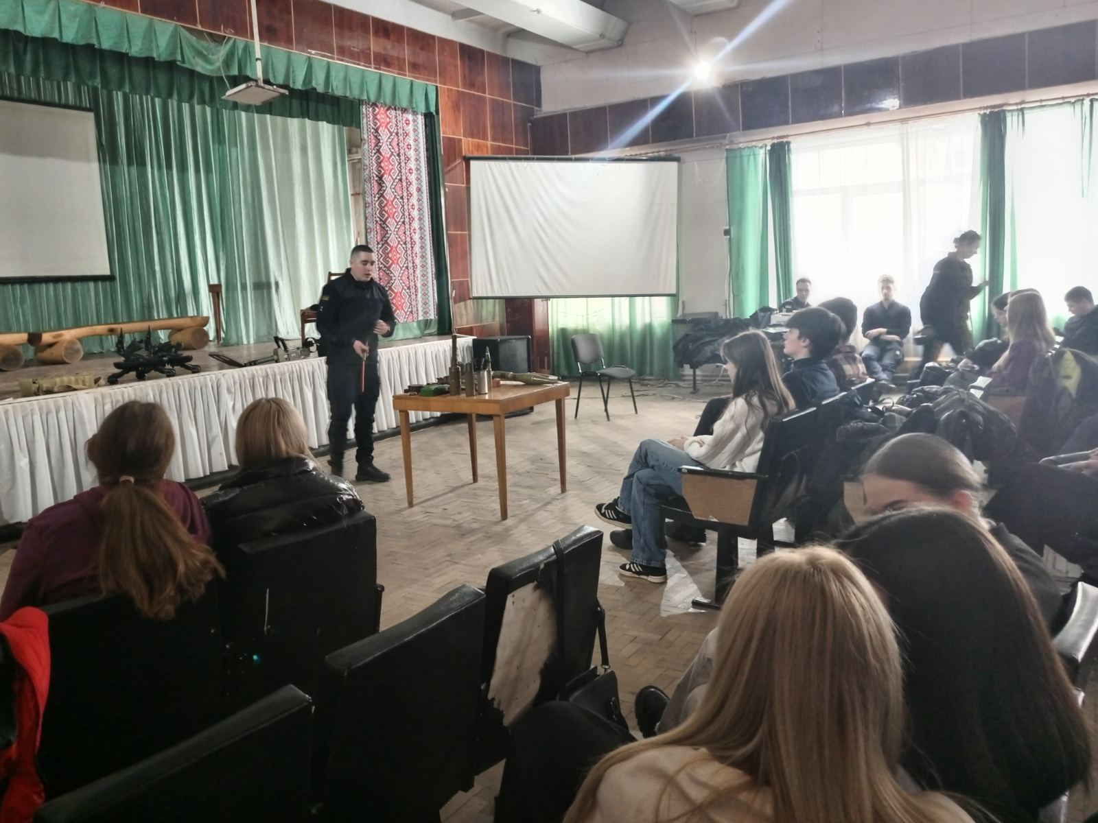 Представники ДСНС поспілкувалися з учнями 9-11 класів на тему «Мінна безпека» 1 0 02 05 c98d235146fefb7ef5c184aa2d2aceaa3dcb7f855b6bd797a4090c64a83645ea 3c9a87069f49080b