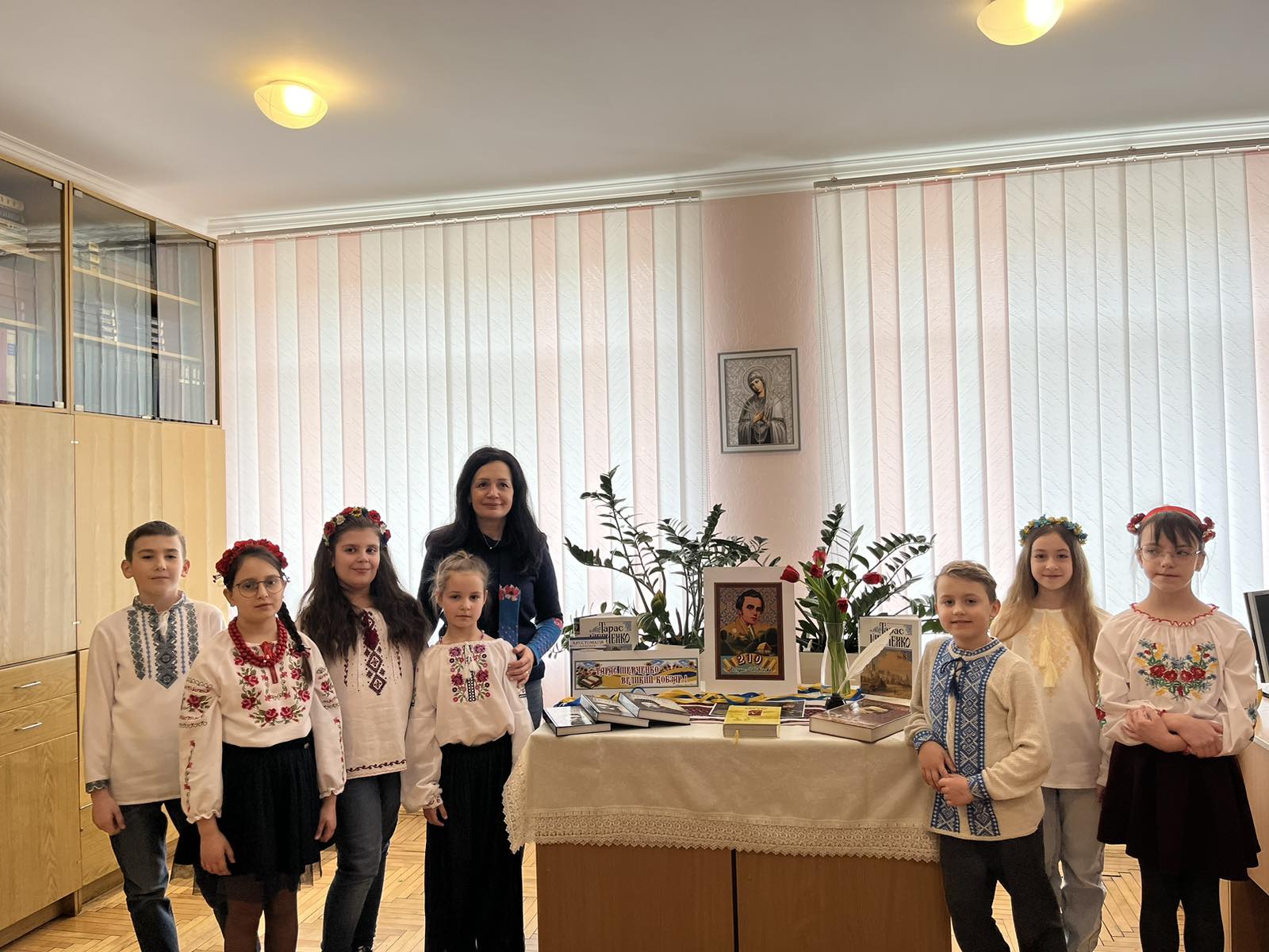 Декламування віршів Великого Кобзаря учнями нашої школи у бібліотеці. 1 0 02 05 0120d871b0ae51ce3b9f721cc4c4044152e69ec34de22c771277784a3850a4be 9b05b774101a88e3