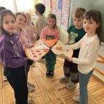 Смачні уроки англійської мови у 2-В класі з вчителем англійської мови Марією КІСИЛЕВИЧ 2 0 02 05 29d725a4f23889e7c5ecabfec6325c56d90f5f3cc21b71fe298c4fc325ec02ab 28cbea9d79bc78fb